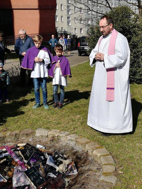 Polnische Priester verbrennen Harry-Potter-Bücher vor der Kirche
