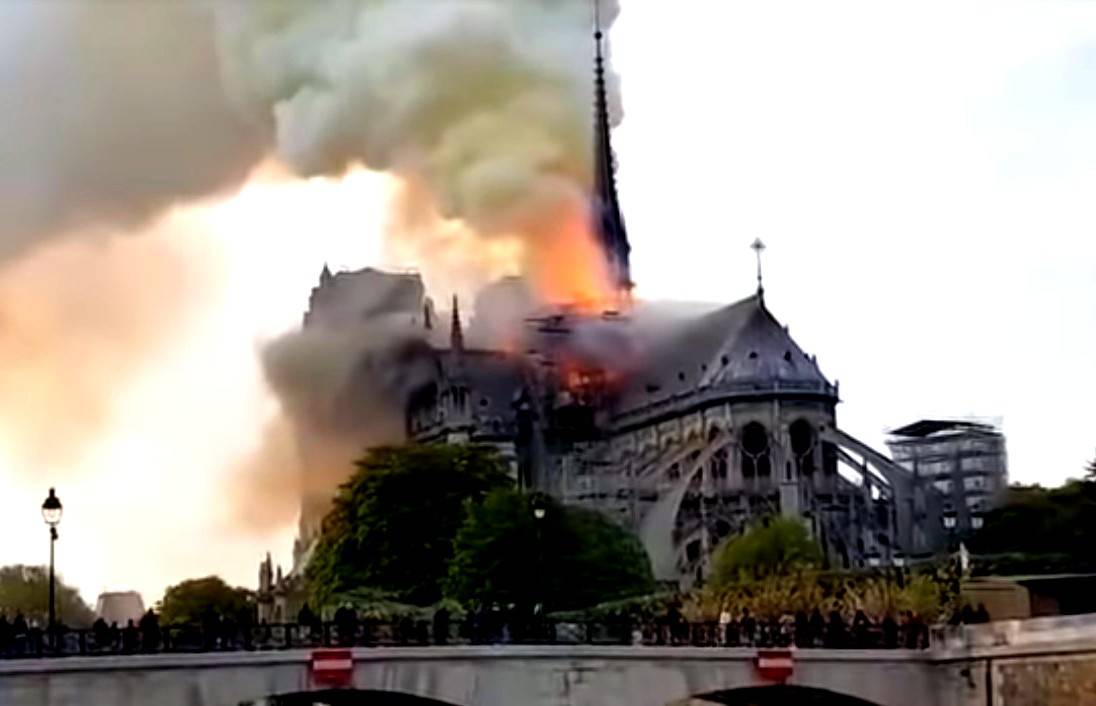 Catedrala Notre Dame a ars la Paris, o clădire s-a prăbușit