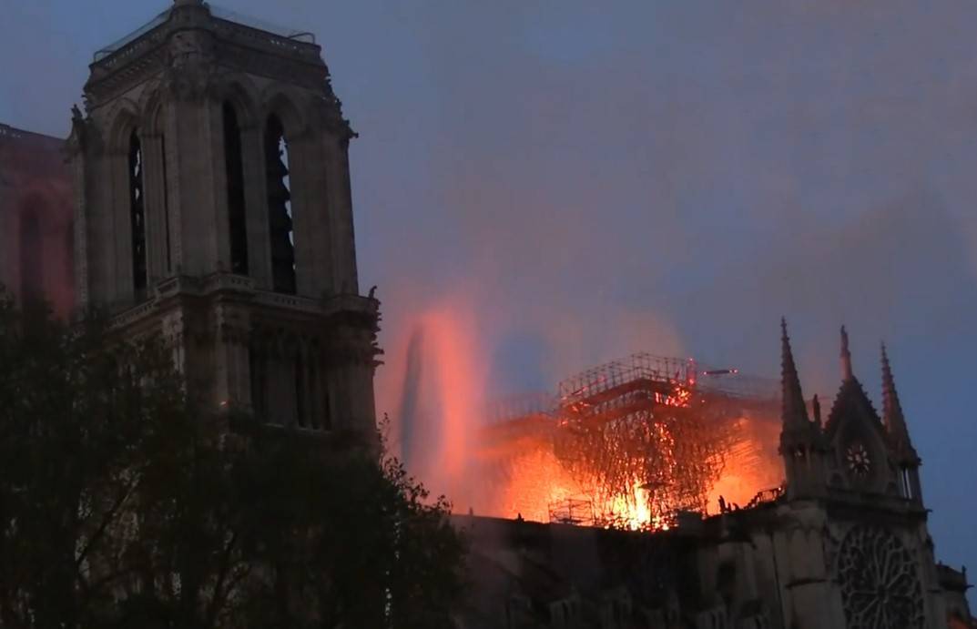 Catedrala Notre Dame s-a stins. Va dura ani să se recupereze.