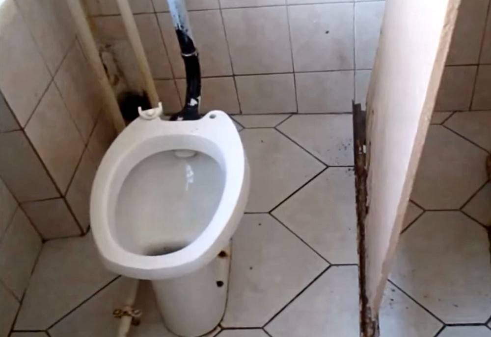 Neuer Skandal in einer russischen Schule: Der Lehrer und der Schüler teilten sich nicht die Toilette