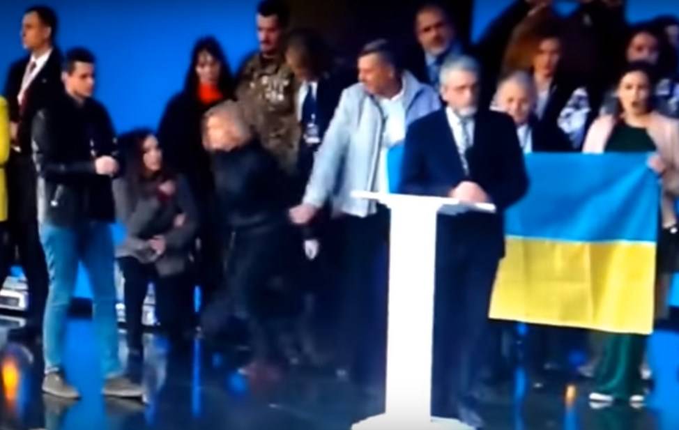 Tartışma sırasında Gerashchenko'nun dizlerinin üzerine çöktüğü bir video vardı.
