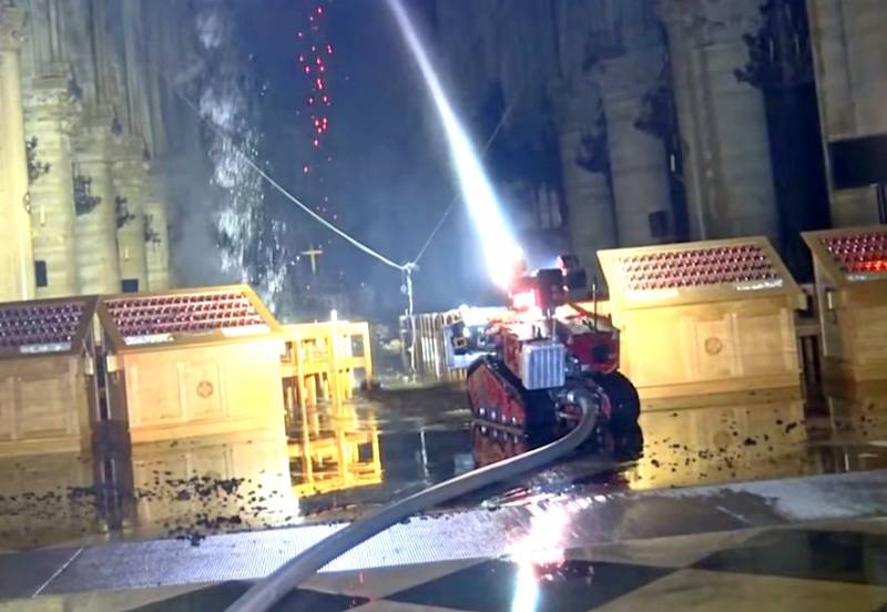 Пожар внутри Собора Парижской Богоматери тушил робот Colossus