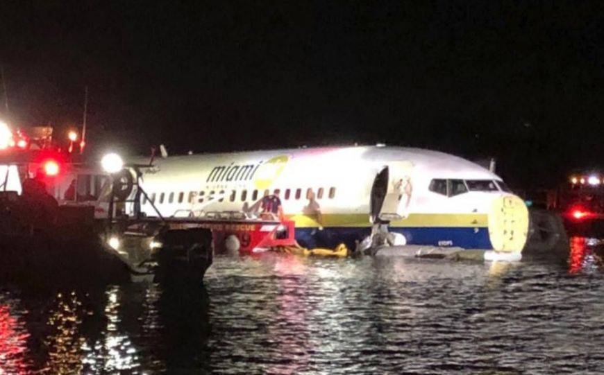 Passagier Boeing spritzte in den USA auf den Fluss