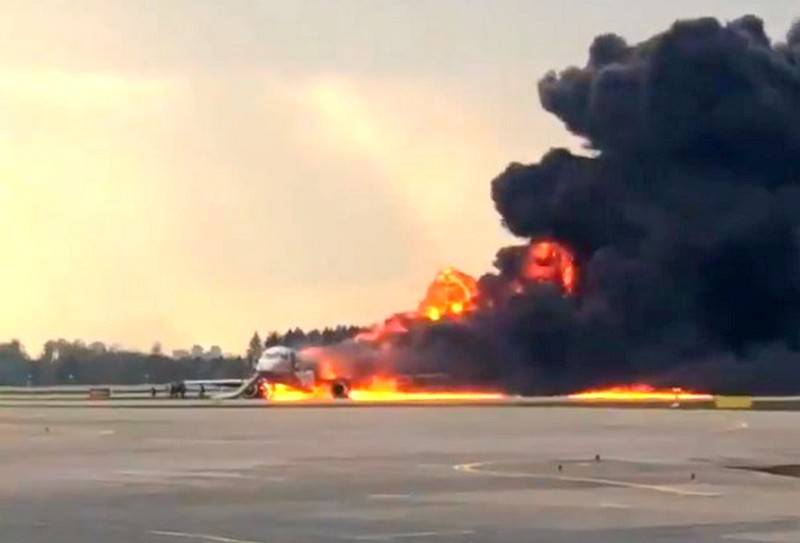 Aterrizaje forzoso: el avión de Aeroflot se incendia en Sheremetyevo