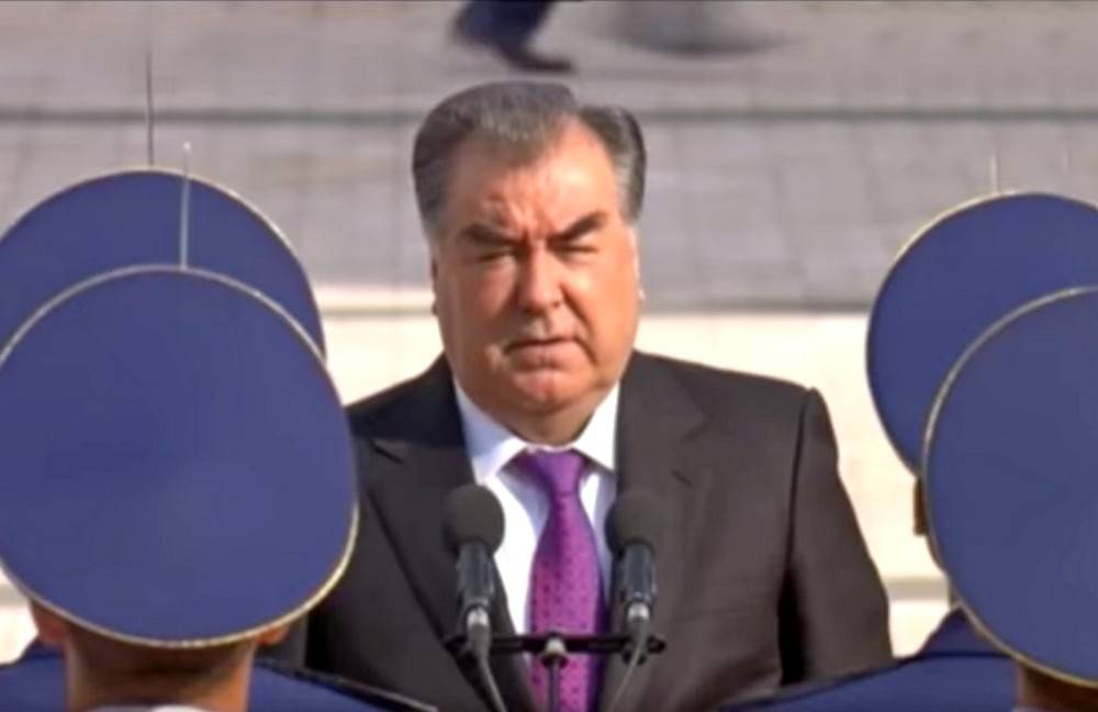 Il presidente tagiko interroga l'ufficiale doganale con pregiudizi