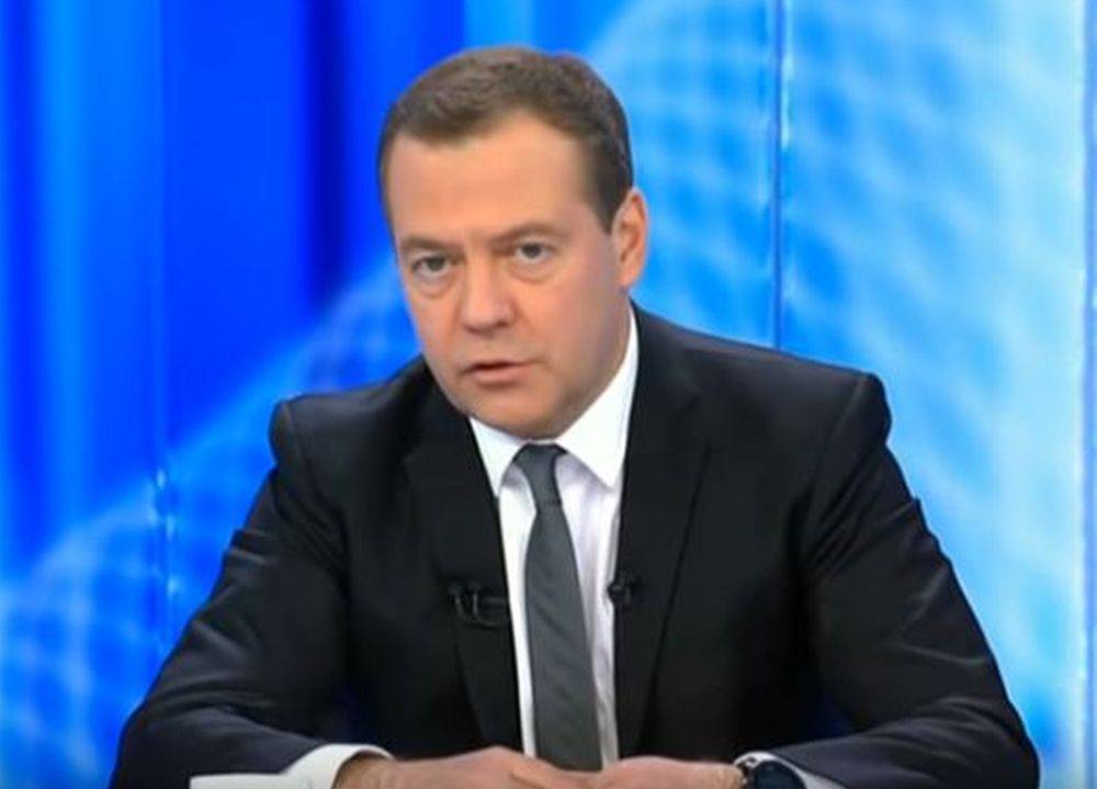 Россия премьер канал. Новости прямой эфир Медведев. Медведев отменил зимнее время. Медведев отменил ГОСТЫ.