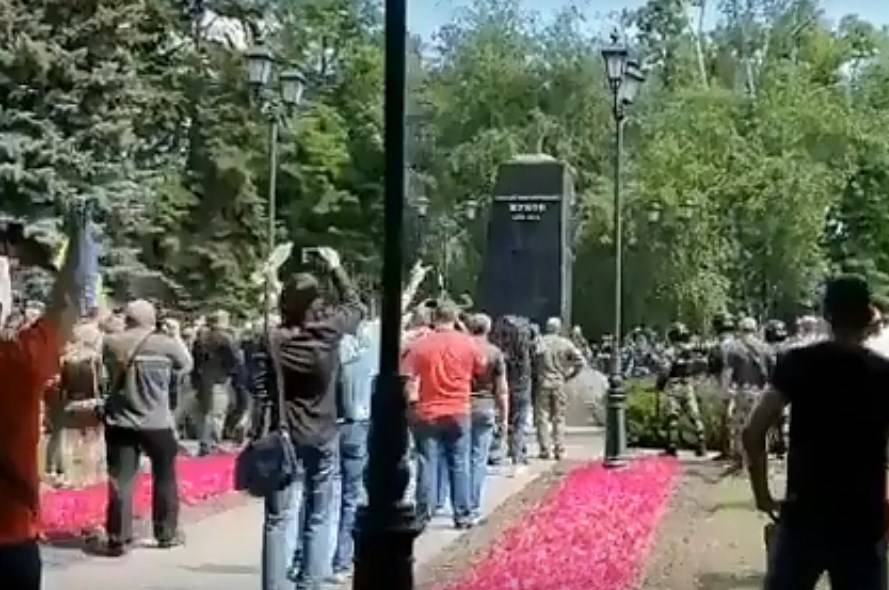 Ukraynalı Naziler, Kharkov'da bir Zhukov anıtını yıktı