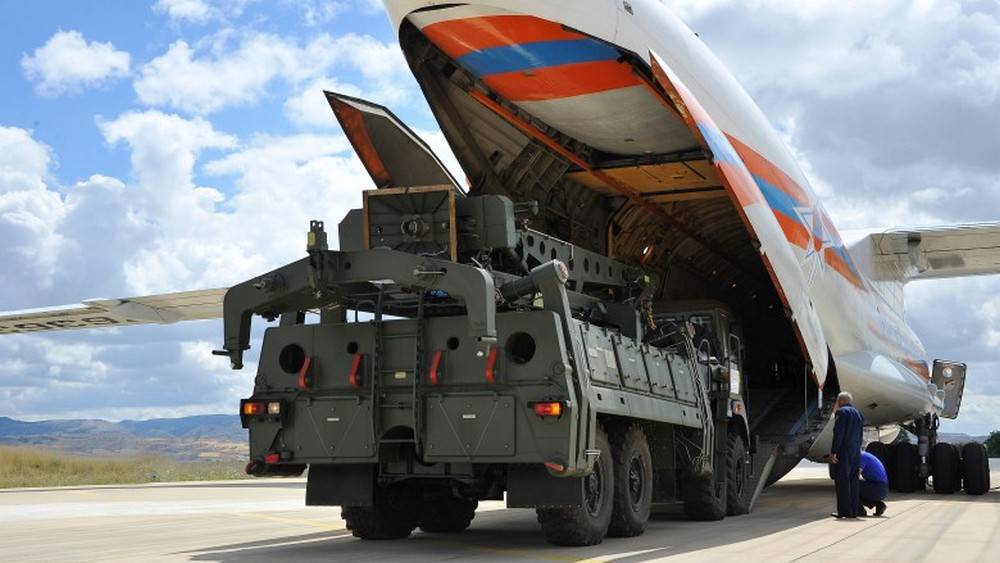 Cамолет Ил-76 МЧС РФ доставил в Турцию на авиабазу Мюртед первую партию российских ракетных систем С-400 (ВИДЕО)