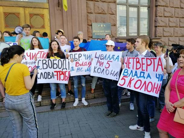 Порошенко забросали яйцами в Киеве