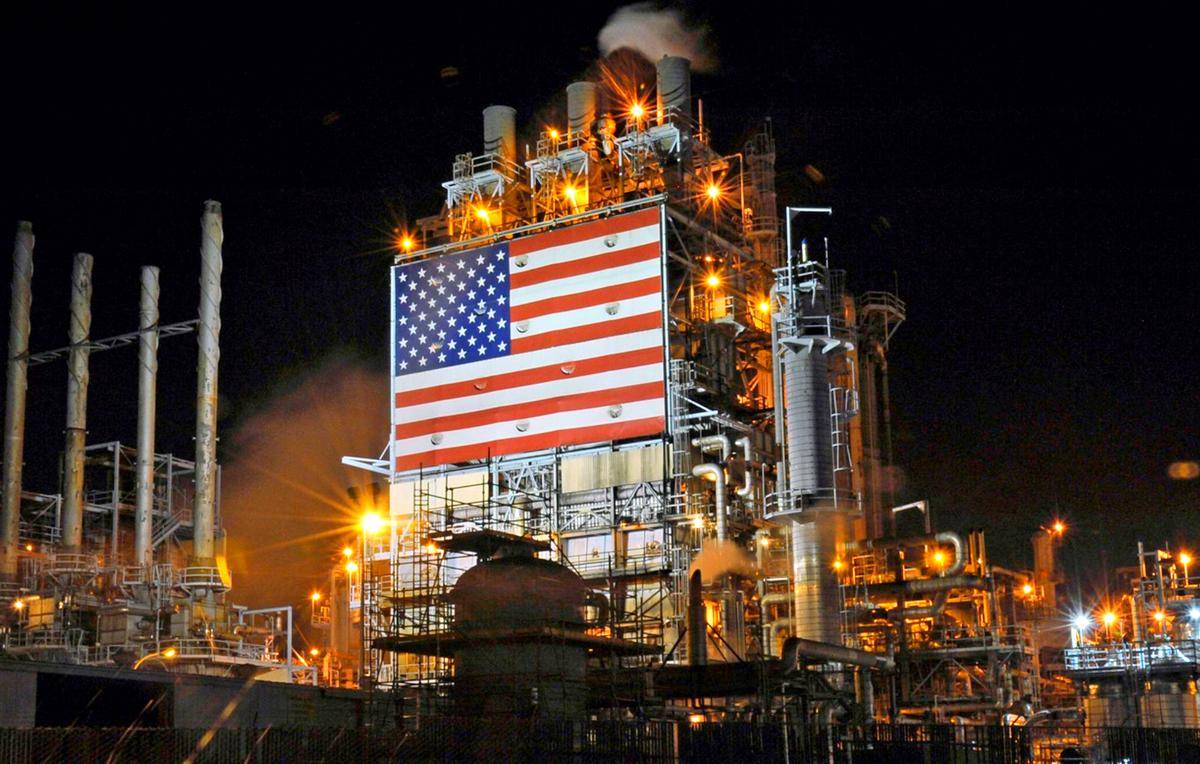 Нефть пром. Нефтеперерабатывающий завод США. Первые нефтеперерабатывающие заводы США. Нефтеперегонные заводы США. Хим промышленность США.