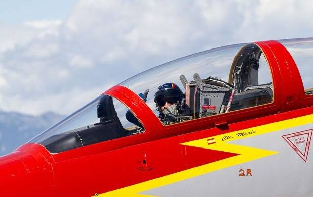 Avión militar de la OTAN se estrella en el mar frente a turistas