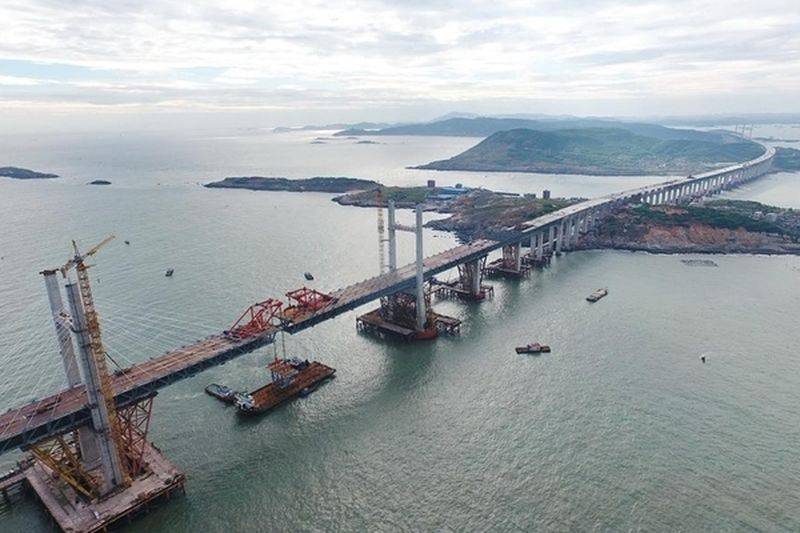 The world's longest road-rail bridge built in China