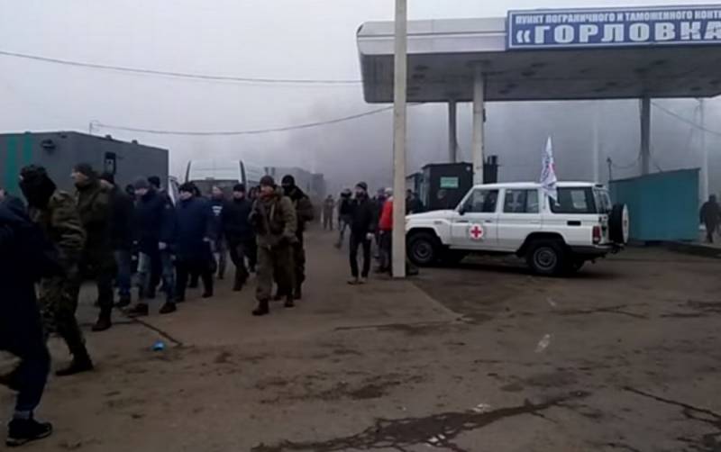 На Донбассе проходит обмен пленными: 20 человек отказались покидать Украину