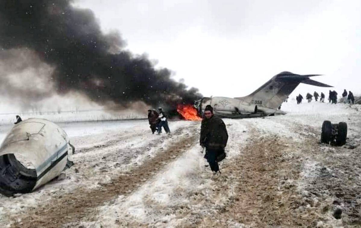 Падение самолетов в россии. Самолет Афганистан катастрофа. Крушение военного самолета. Сбитый американский самолет.