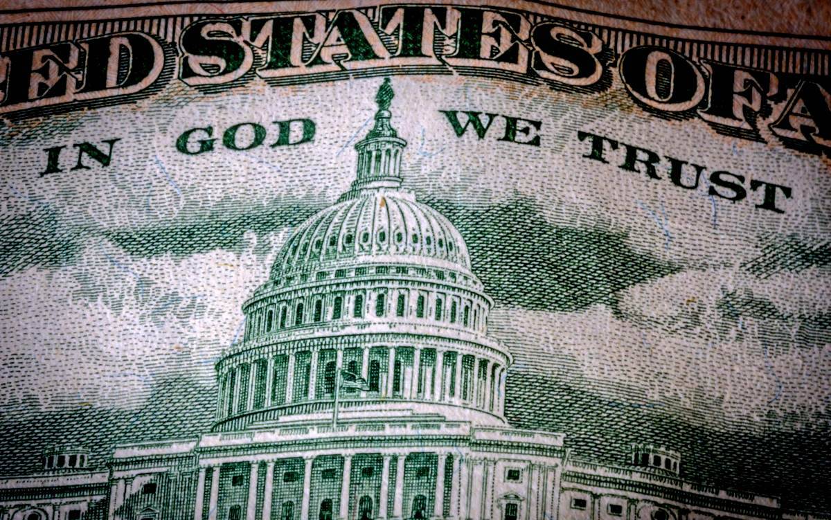 Перевод in god we trust на русский. Доллары США in God we Trust. In God we Trust на долларе. Надпись на долларе in God we Trust. На Бога уповаем на долларах.