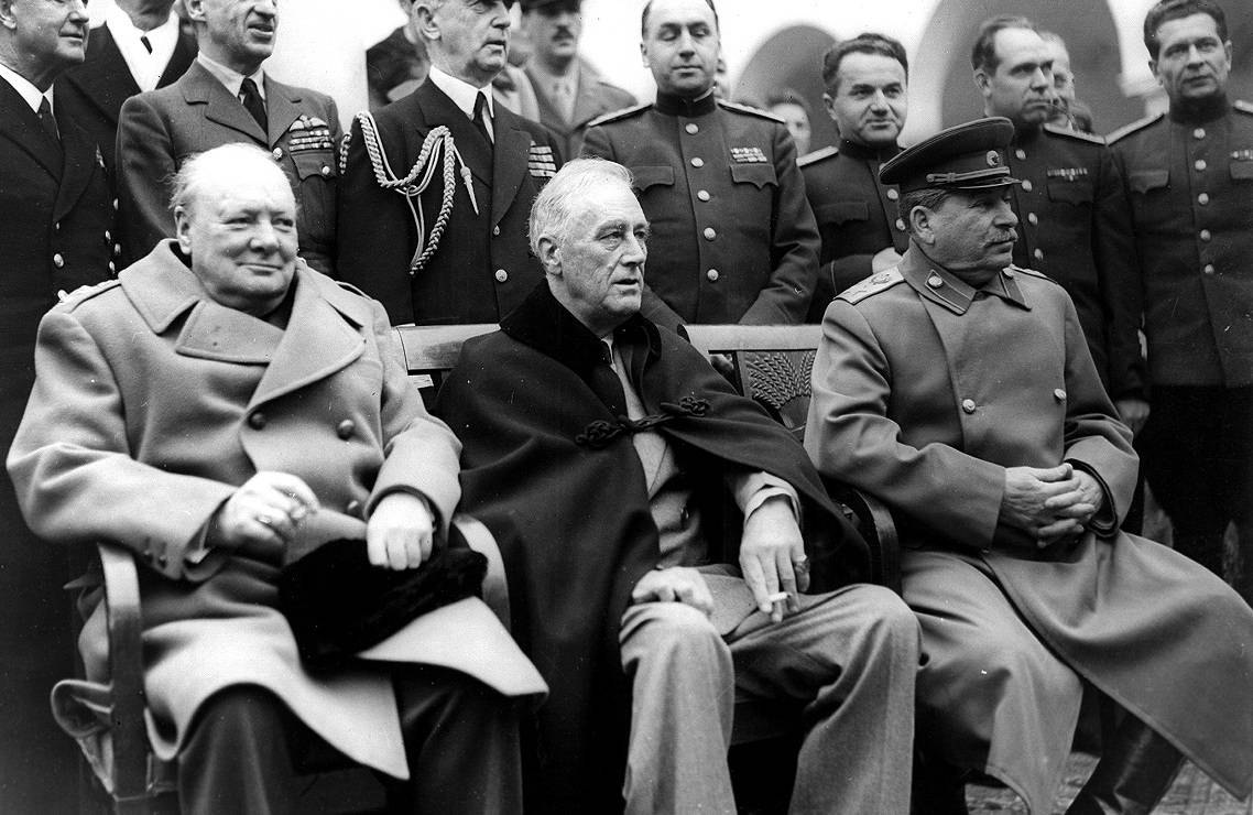Памятник Сталину, Рузвельту и Черчиллю в Ливадии. Рузвельт остался без сигареты...