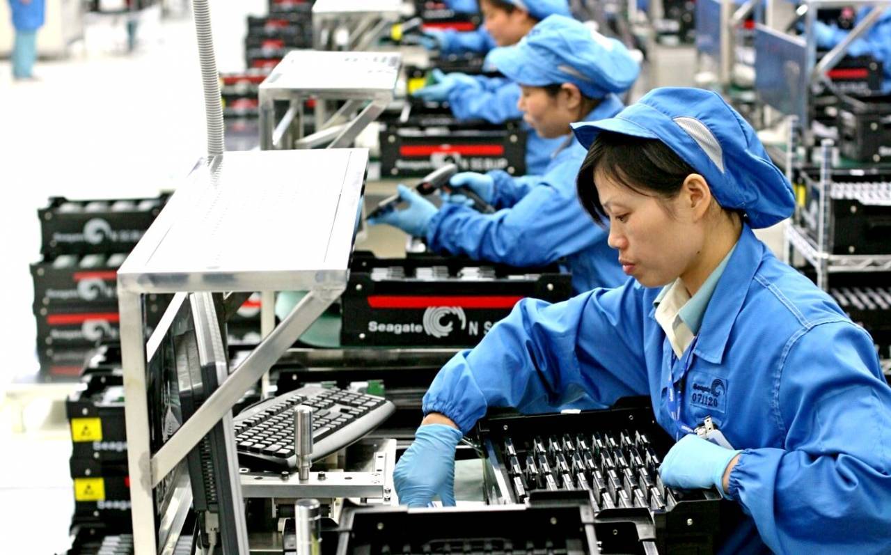 Промышленные отрасли китая. Китайцы на заводе. Завод в Китае. Фабрика в Китае. Промышленность.