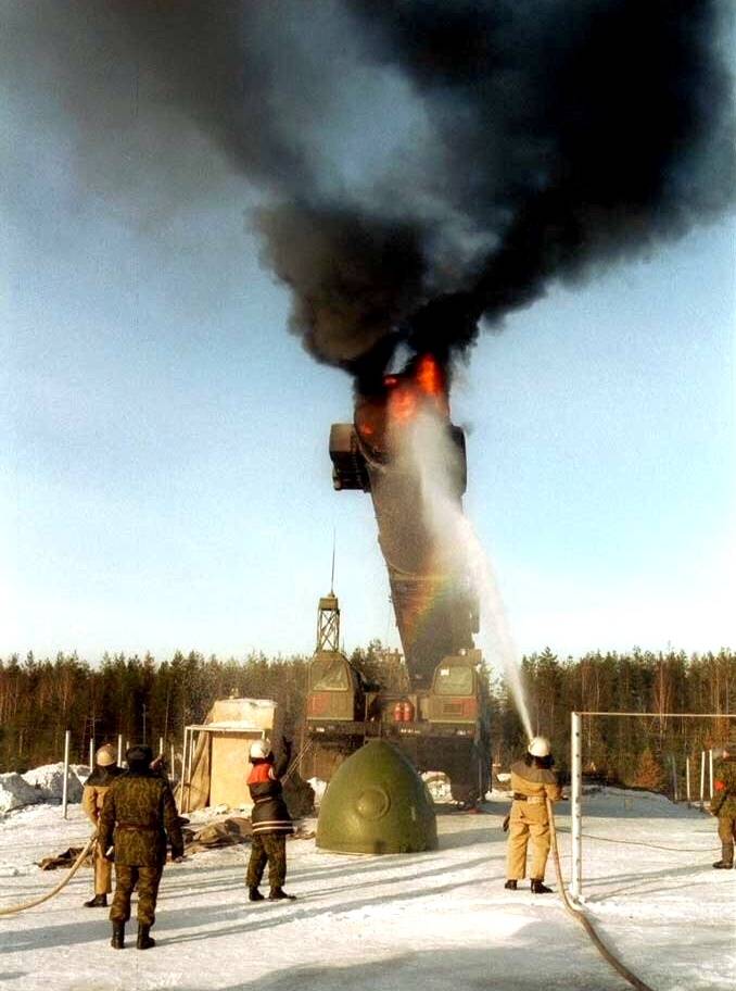 Une photo d'un système de missiles Topol en feu est discutée sur le Web