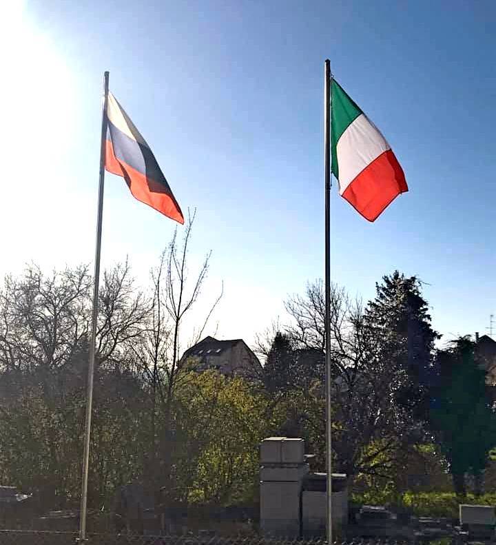 Italianos doblan banderas de la UE y despliegan Rusia