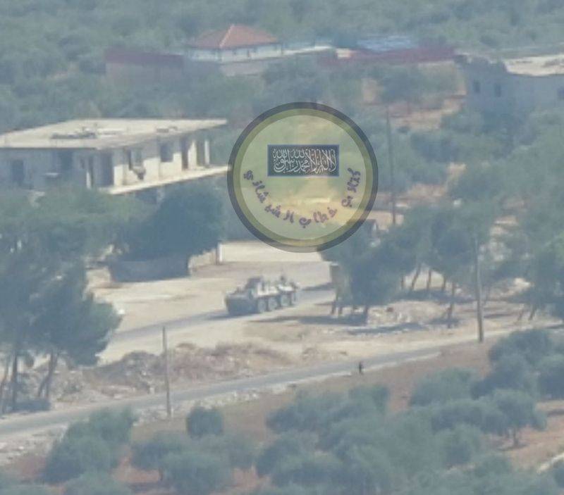 一张照片是一架俄罗斯BTR-82A在叙利亚的一个强大地雷损坏的