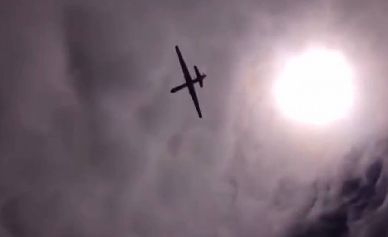 Беспилотники над ярославлем сегодня. Mq9 беспилотник флайрадар. Беспилотник в небе. Российские БПЛА В небе.