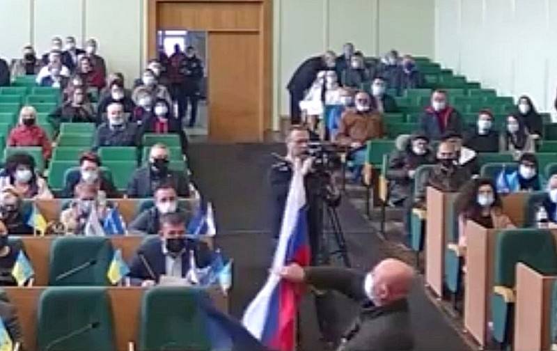 The Russian flag, introduced at the meeting of the City Council of Slavyansk, was greeted with applause