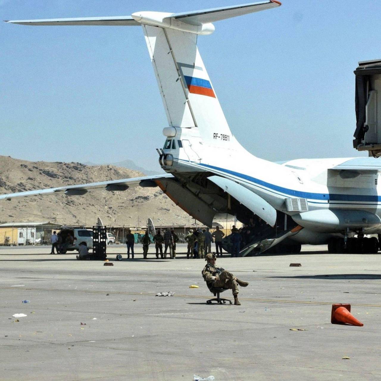 Ağ, Kabil'deki Rus Il-76'nın arka planına karşı rahat Amerikan ordusuyla fotoğrafı takdir etti