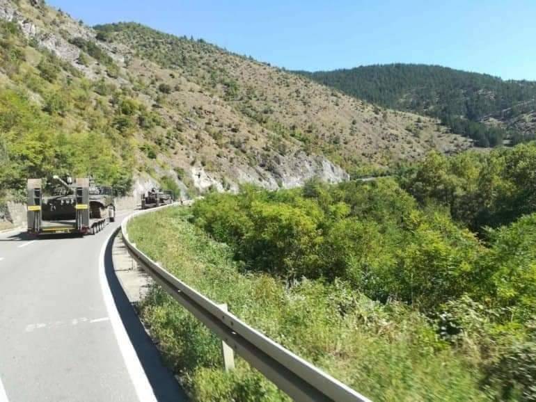 Ketegangan di perbatasan dengan Kosovo: helikopter tempur dan pesawat Serbia terangkat ke langit