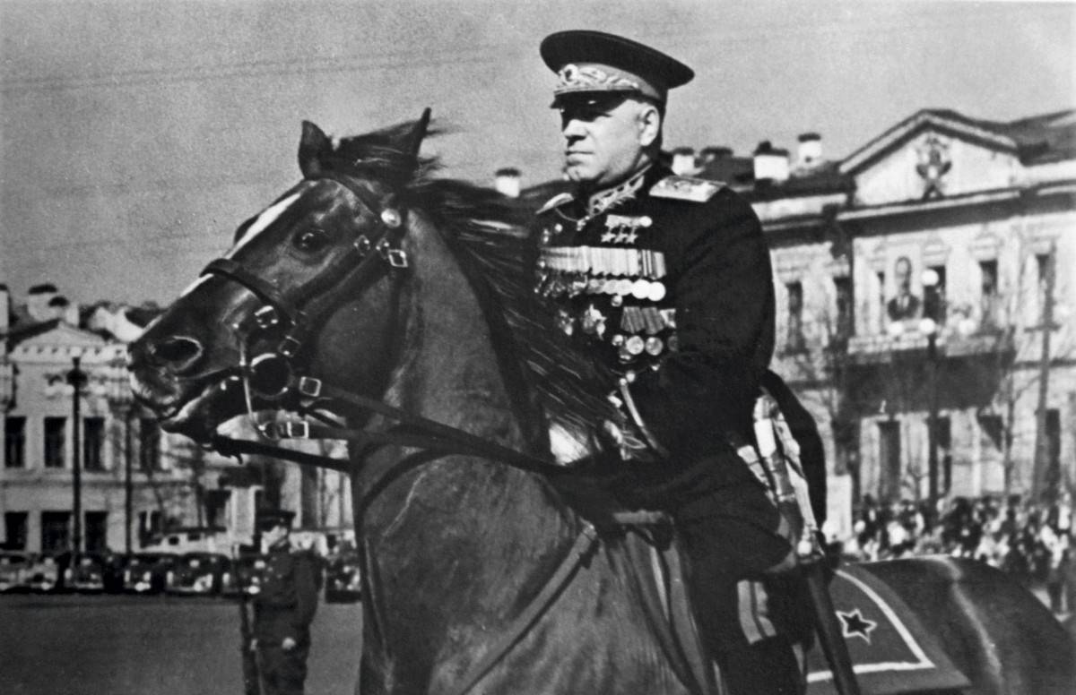 Kasırga vs Odaklanma. Zhukov ve Kruşçev, Doğu Avrupa'yı ABD'ye nasıl neredeyse teslim ettiler?