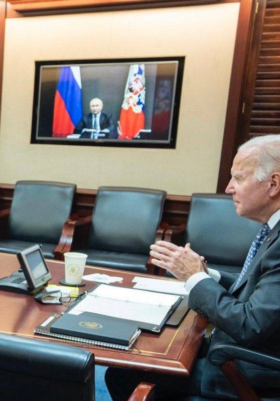 "Venez seul, nous viendrons aussi seuls": en Russie et aux États-Unis ont apprécié les images des négociations de Poutine avec Biden