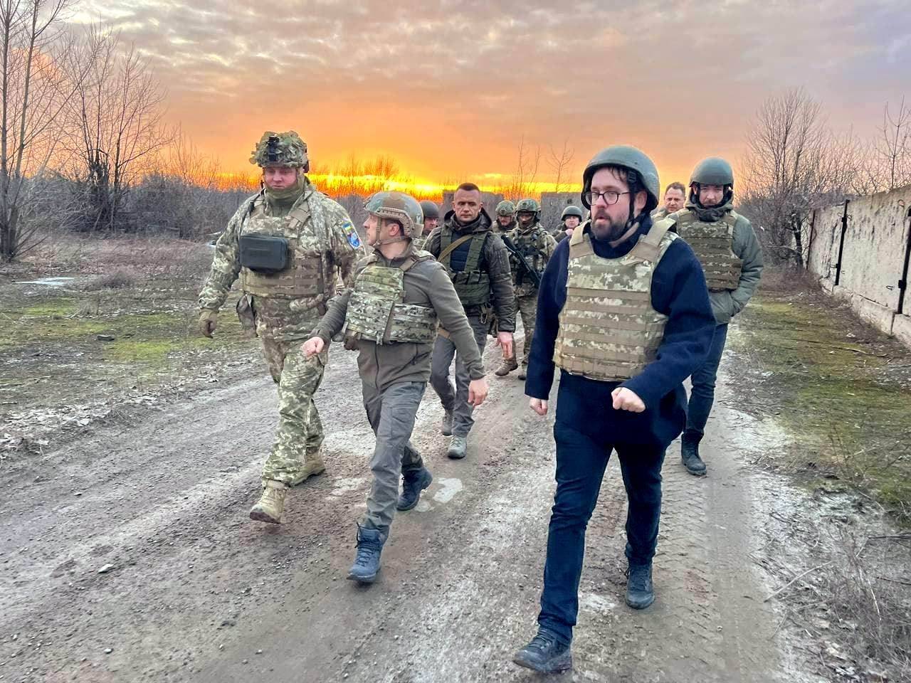 Россияне высмеяли фотографию Зеленского в бронежилете, побывавшего на фронте