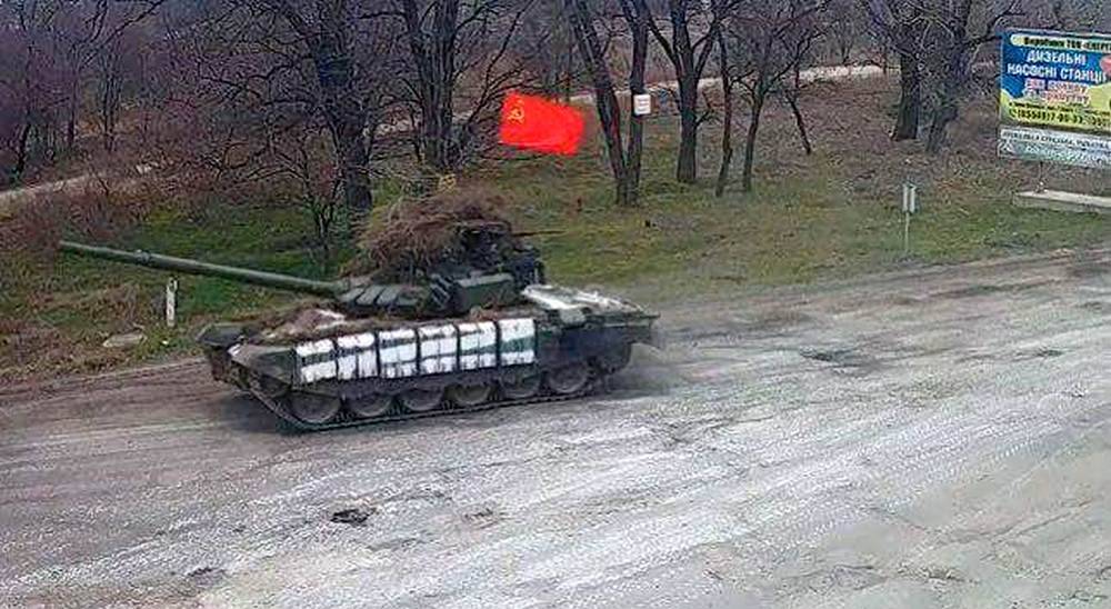 Российские танки едут декоммунизировать Украину под советским флагом