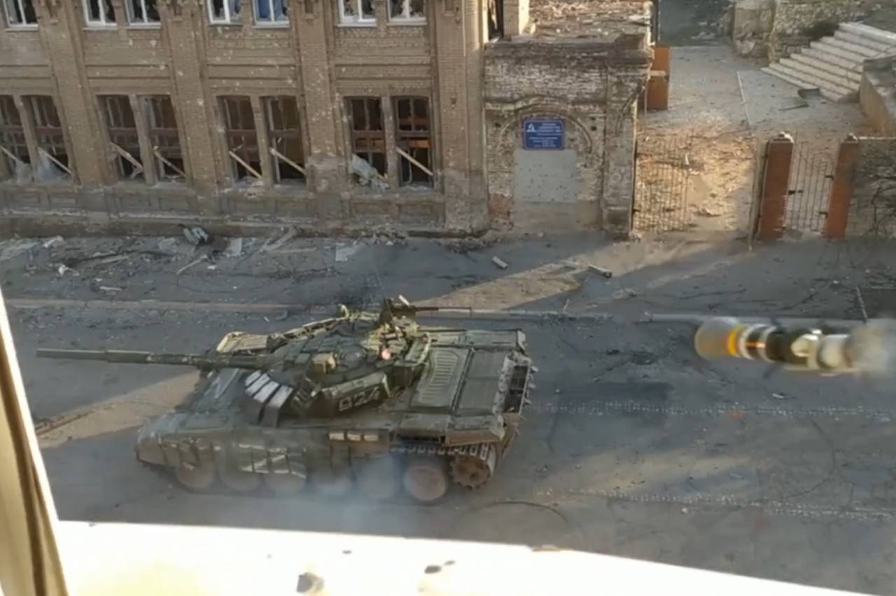 Танк против 8 украинских танков. Т-72 Мариуполь. Танк т72 в бою в Мариуполе. Т-72 ВСУ. Т-72б ДНР.