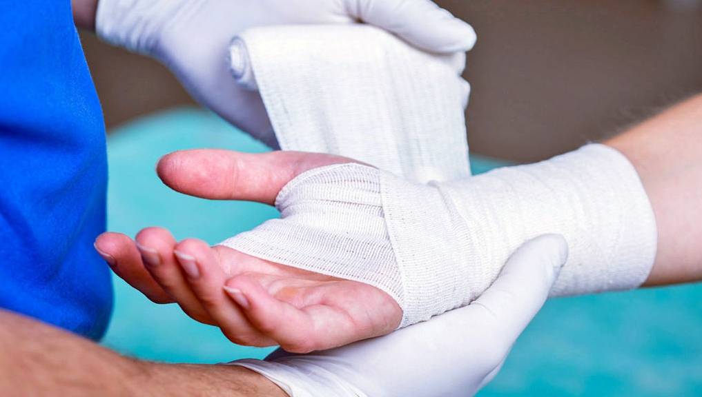 Protezione della ferita dall'infezione: una benda che inietta un antisettico se necessario