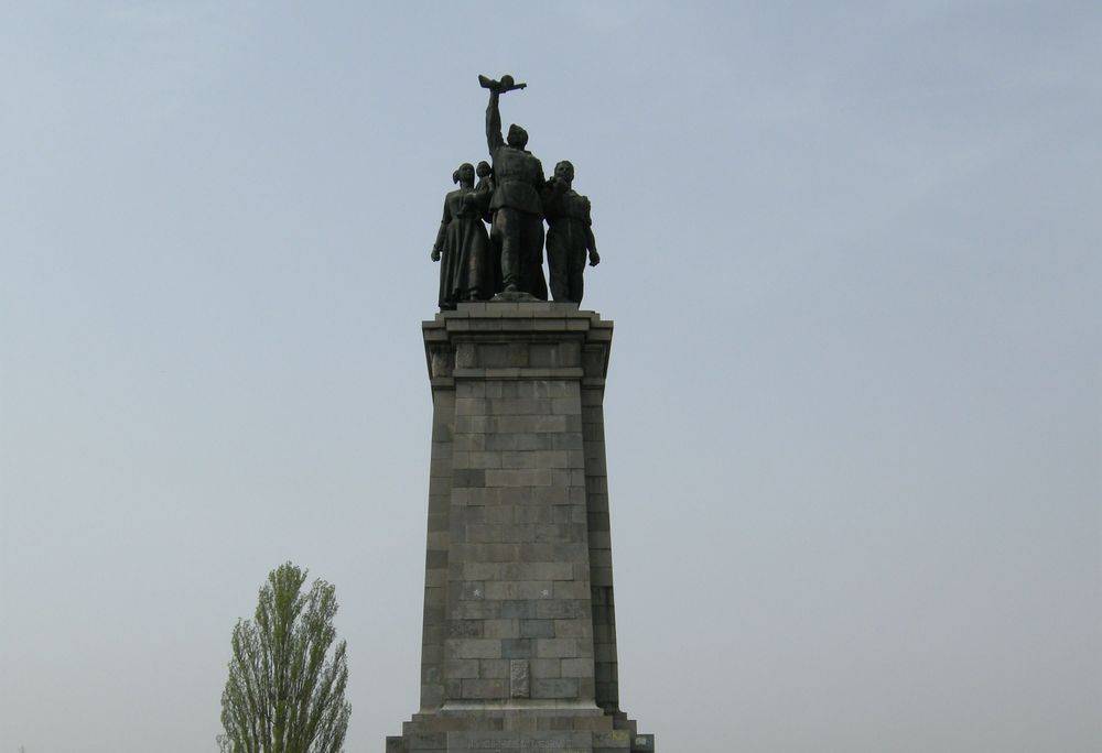 Bulgaristan sakinleri, Ukrayna bayraklı kişilerin Sovyet Ordusu askerlerinin anıtına girmesine izin vermedi.
