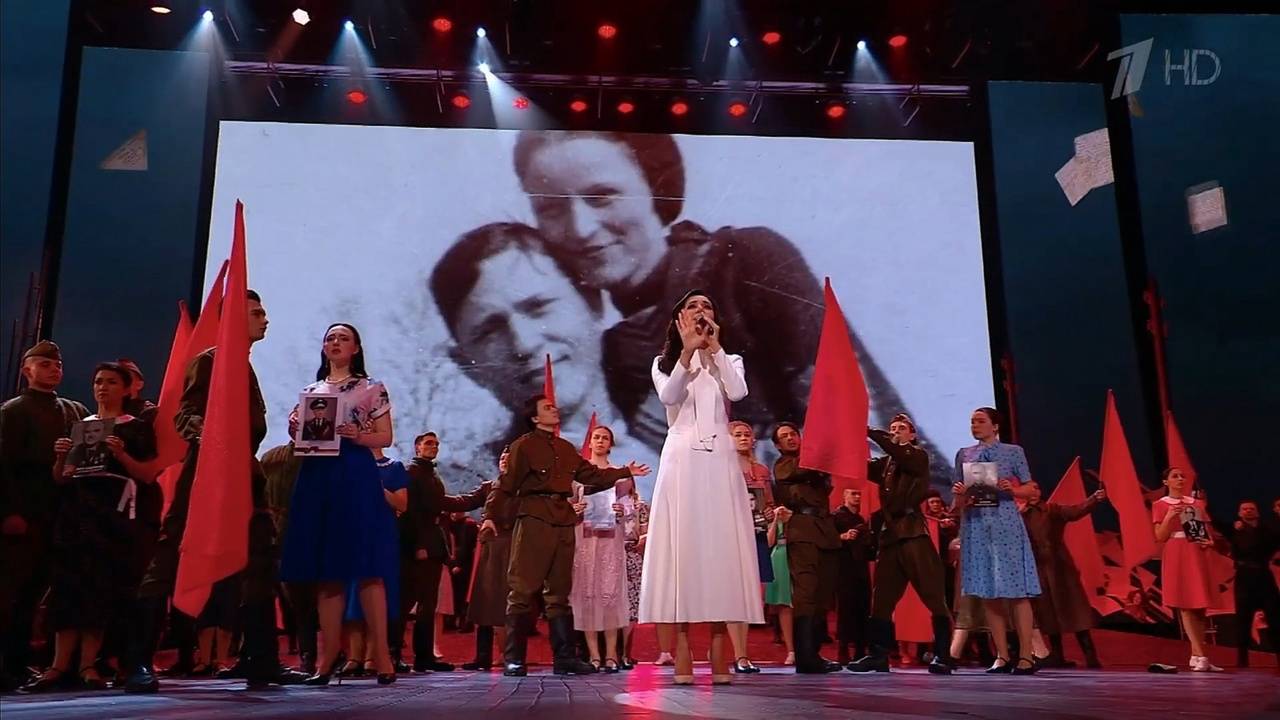Kremlin'deki Zafer Bayramı'na adanan bir konserde, cephedeki askerlerle birlikte Amerikalı suçlularla fotoğraflar gösterdiler
