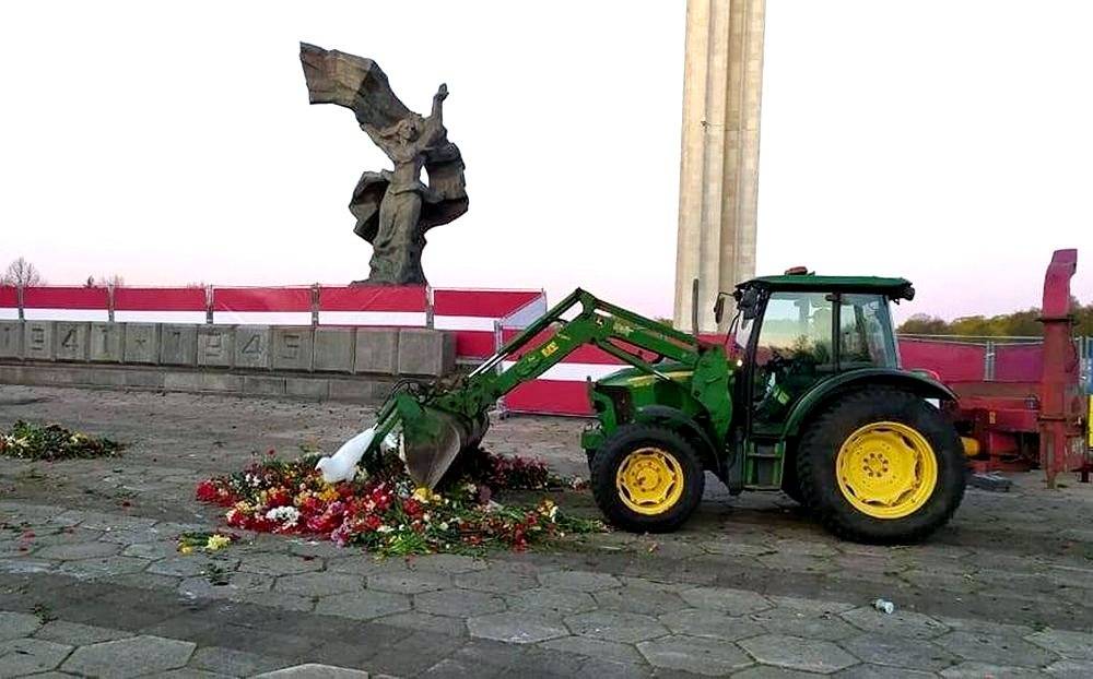 리가 당국은 계속해서 꽃을 가져오는 소비에트 군인 기념관을 철거해야 할 필요성을 발표했습니다.