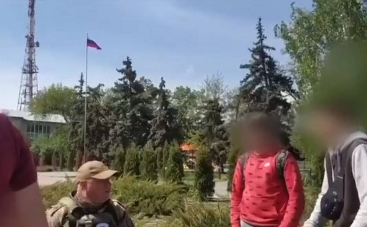 “Sapa Bandera? "Bapak kita": Militer Rusia ngobrol karo remaja Ukraina
