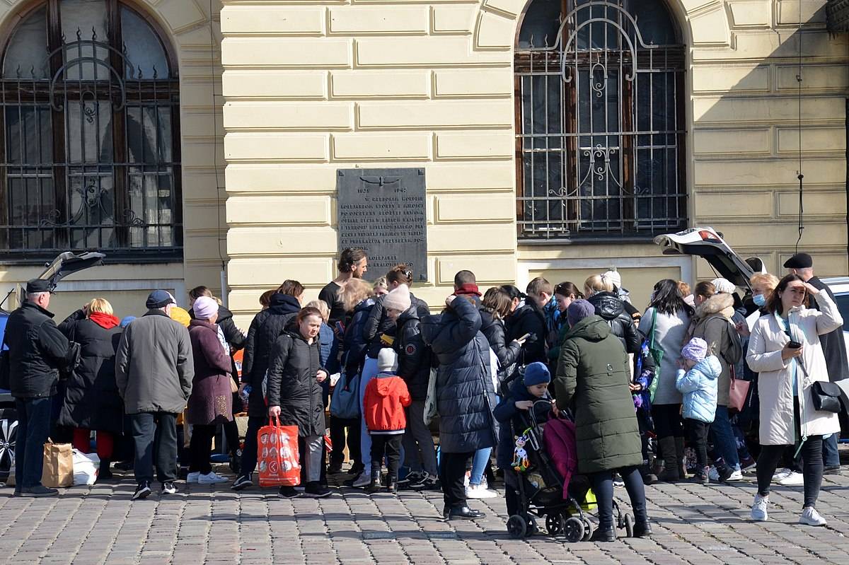 Польша остановила выплаты украинским беженцам