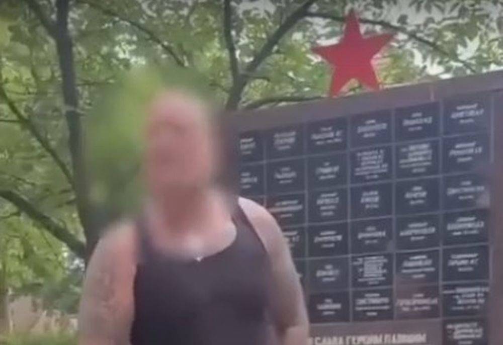 German Nazi urinated on a Soviet memorial in the Brandenburg town of Werneuchen