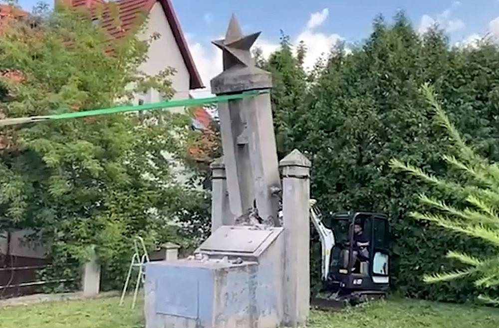 «Не имеет исторической ценности»: в Польше снесли памятник советским солдатам, отдавшим жизни за свободу страны