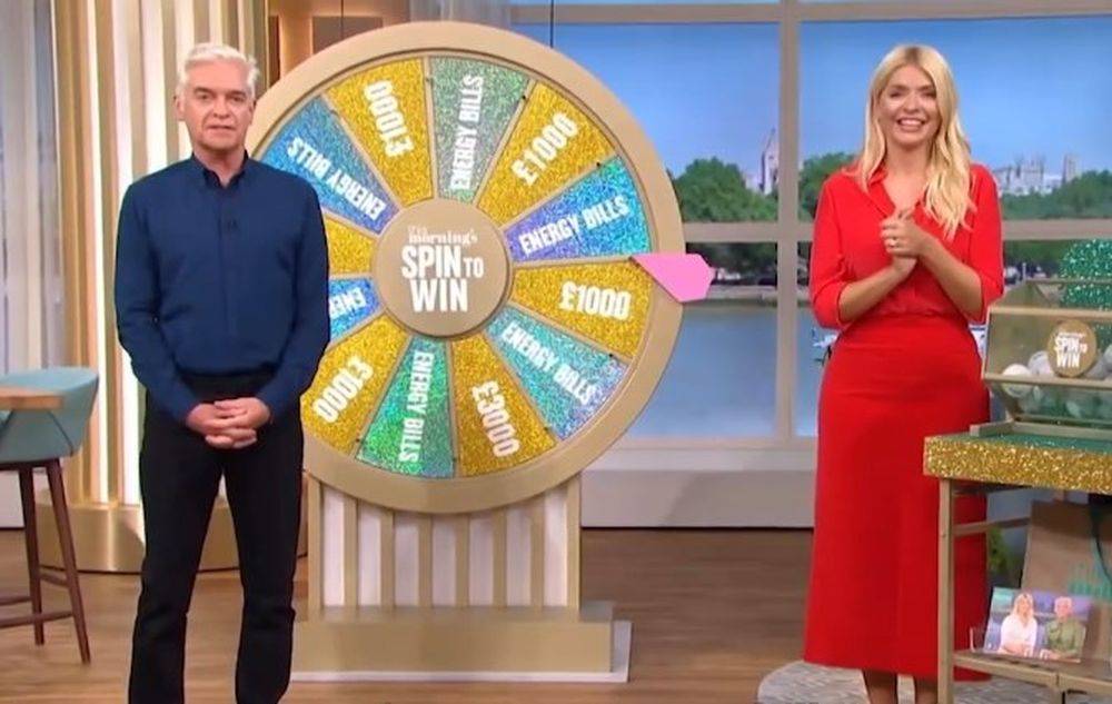 Ing game TV Inggris "Wheel of Fortune" minangka hadiah padha kurban pembayaran tagihan sarana