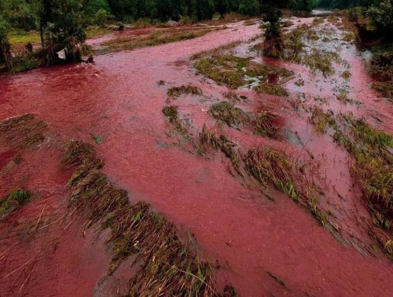 Nouvelle frappe sur Krivoy Rog: l'eau de la rivière Ingoulets est devenue rouge