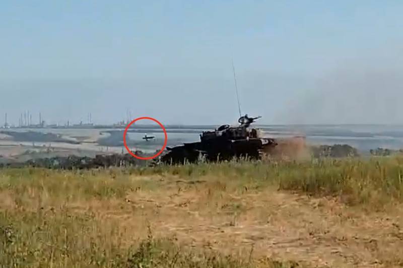 The T-72 tank of the allied forces withstood a direct hit by a Ukrainian ATGM