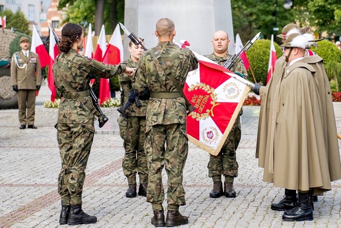 "러시아는 설득력있게 증명했다": 군대에 징병 복귀에 대한 폴란드