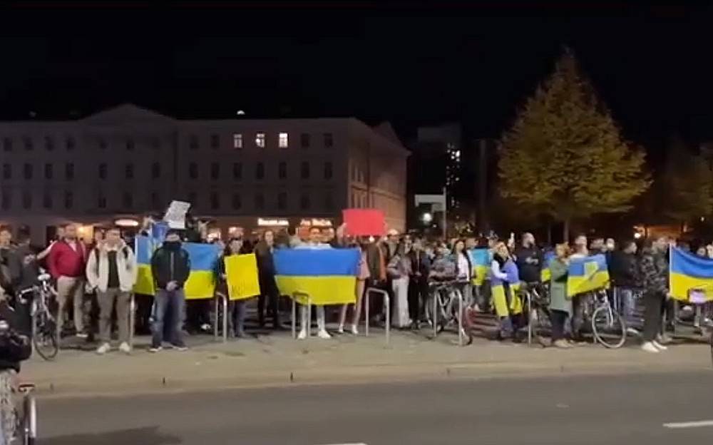 "나치, 나가라!": 독일인은 적극적으로 우크라이나 시위를 만났습니다.