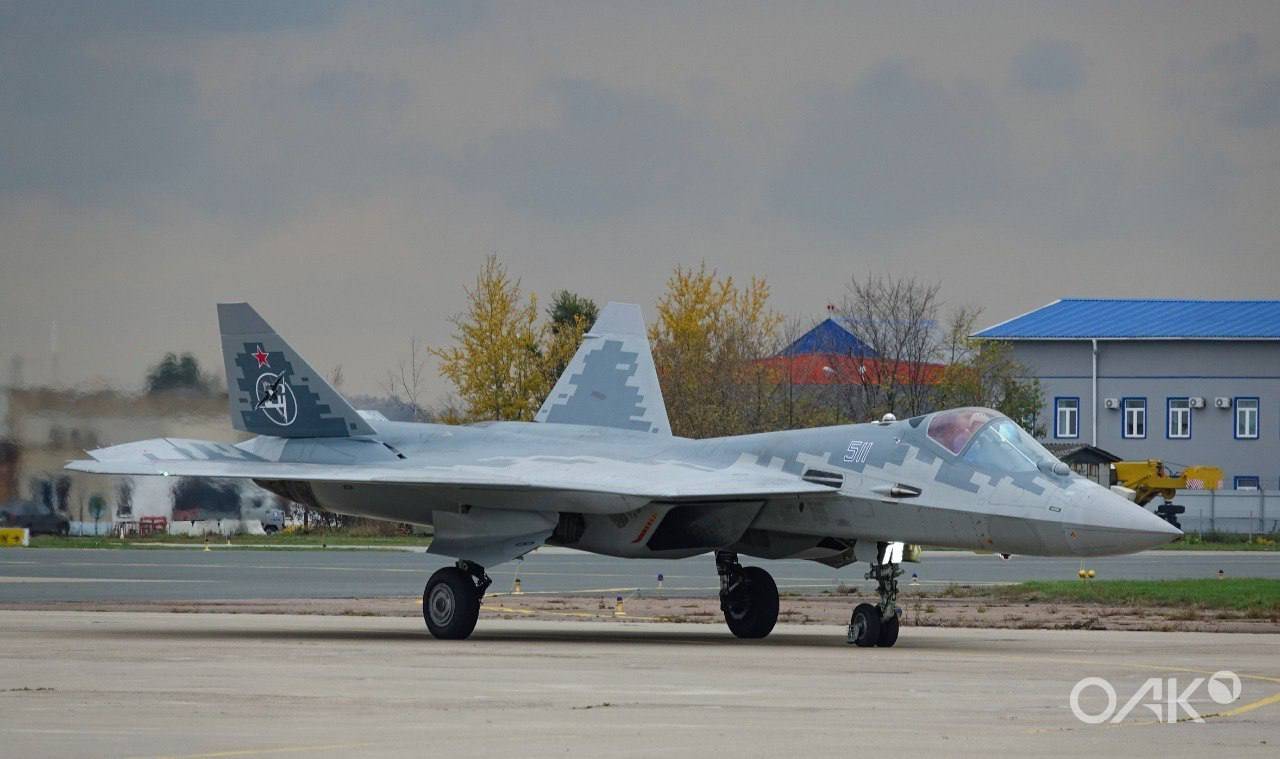 Su-57 sing ditingkatake munggah ing langit kanggo pisanan