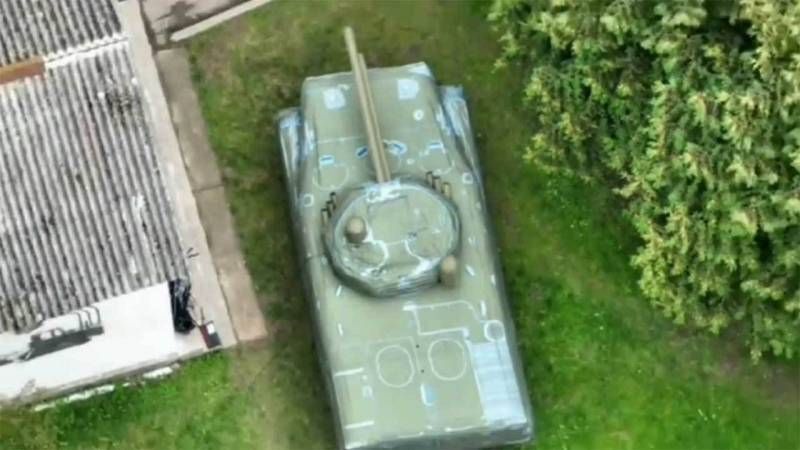 The Russian army misleads the Ukrainian artillery with inflatable models of military equipment