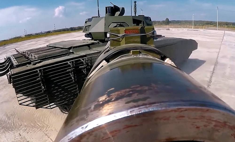 Tanks "Armata" katon ing latar latihan antarane mobilized