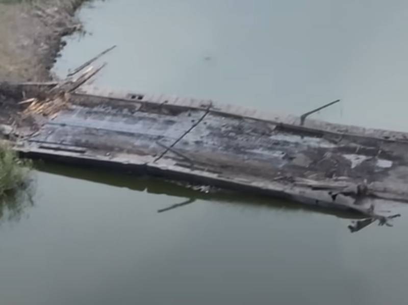 Streitkräfte der Ukraine bauten einen Ponton, der den Fluss Ingulets in der Region Cherson überquert